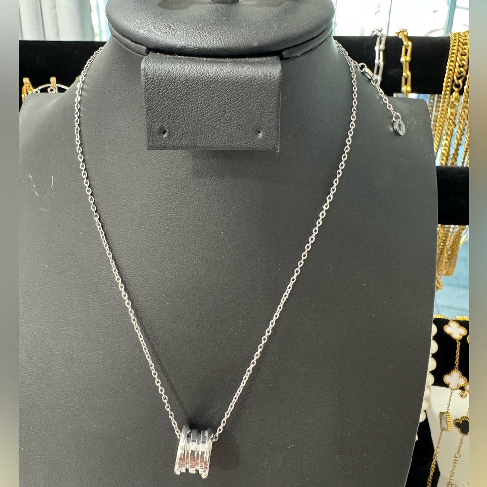 Pretty necklace - Picture 2 of 4